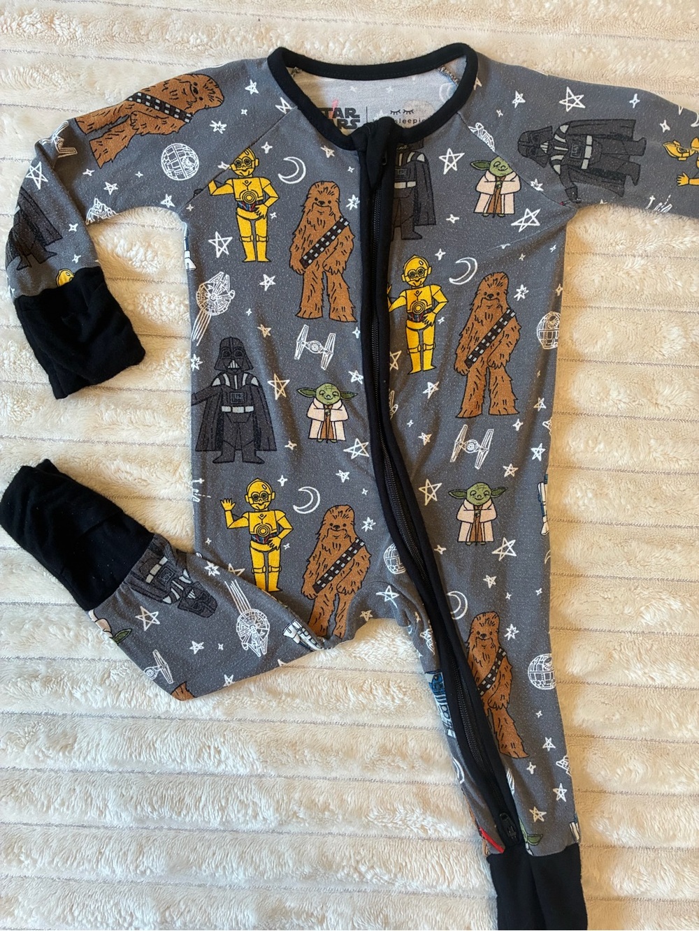 Limited Edition Star Wars Zippy ⭐🚀🌌
Size 0–3 Months